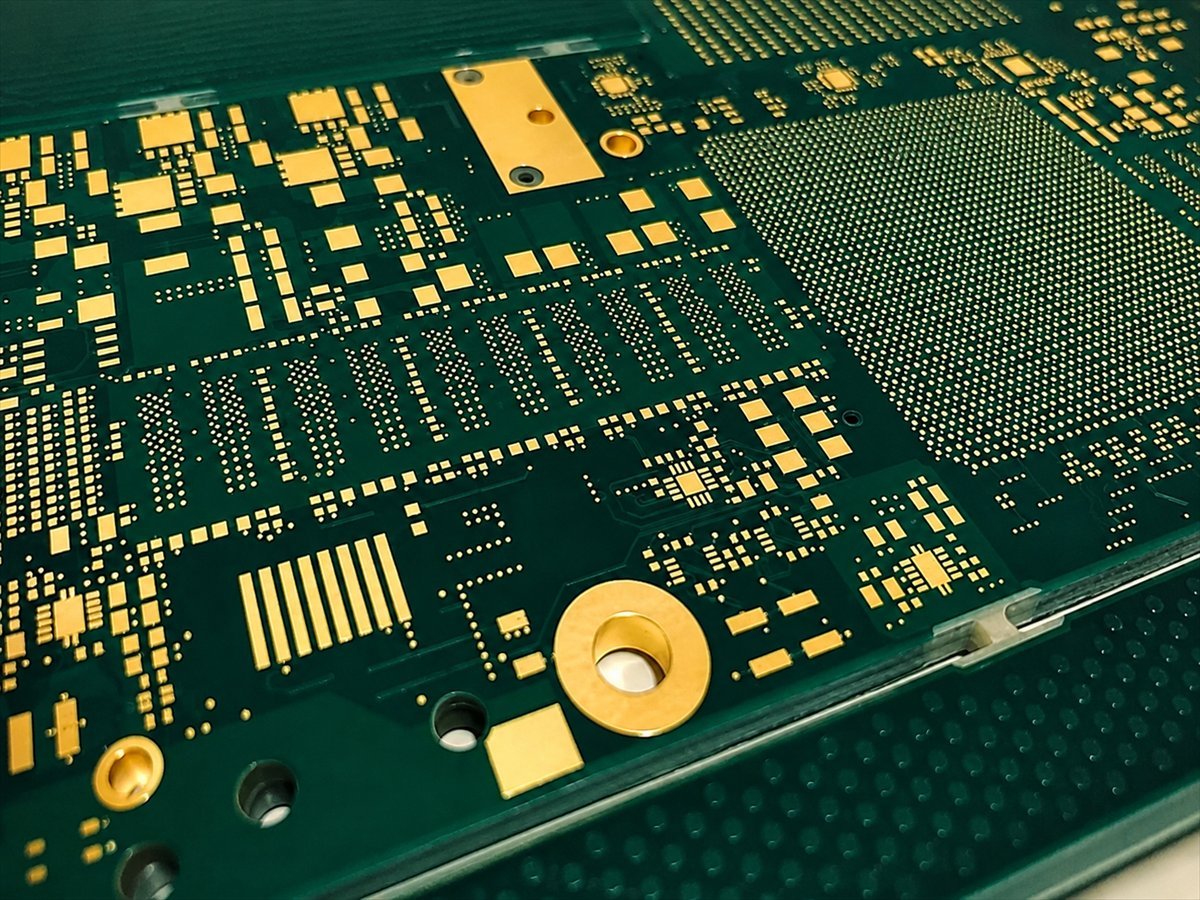 RF and microwave PCB with green solder mask and gold pads