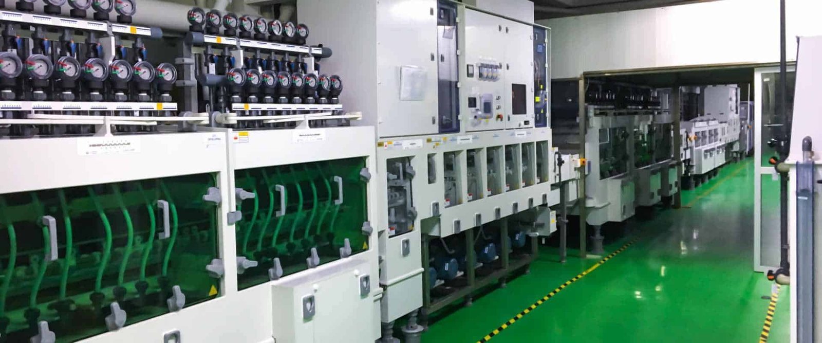 Row of electronic assembly machines with component feeders and conveyor modules
